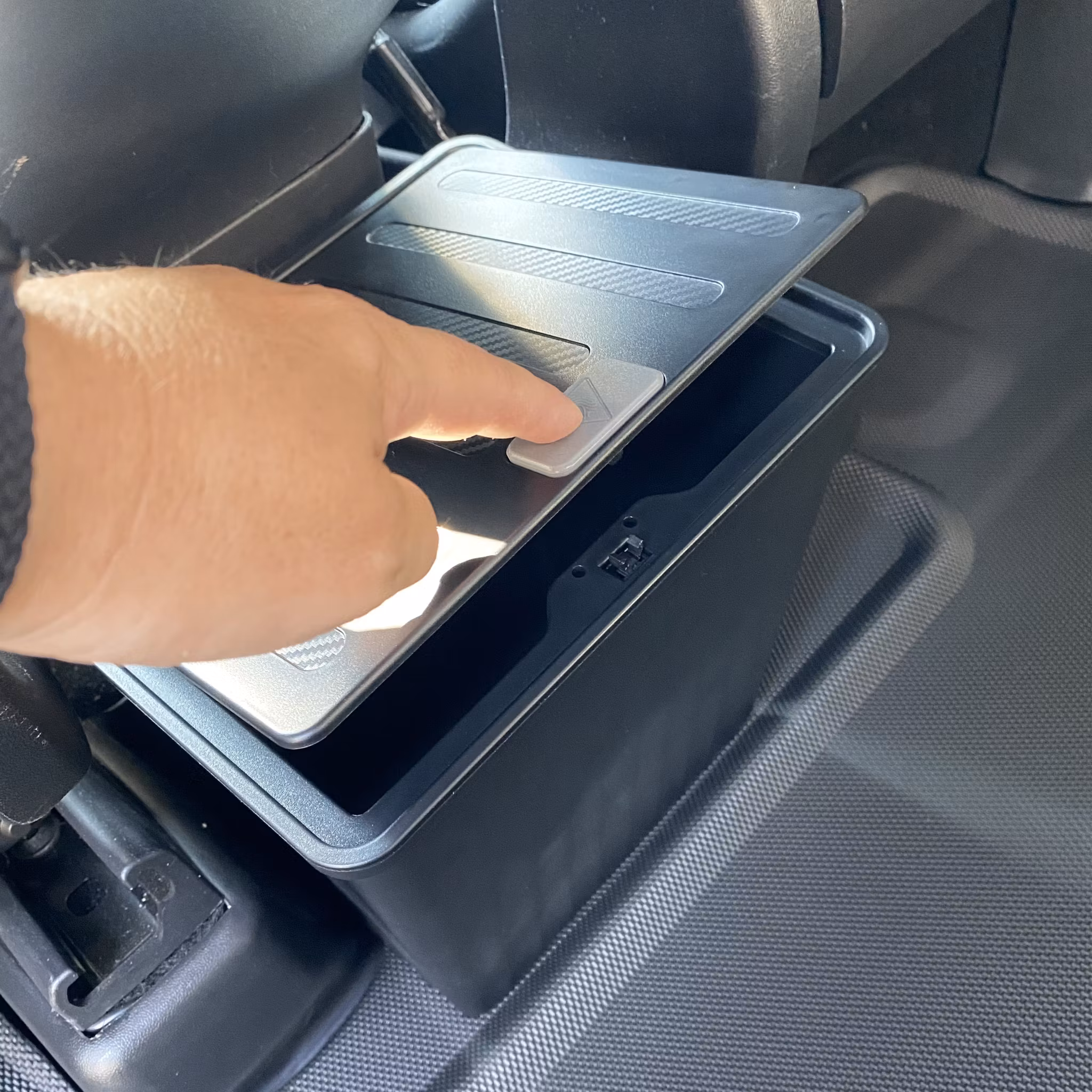 Förvaring baksätet, klicklock - svart - Tesla Model Y