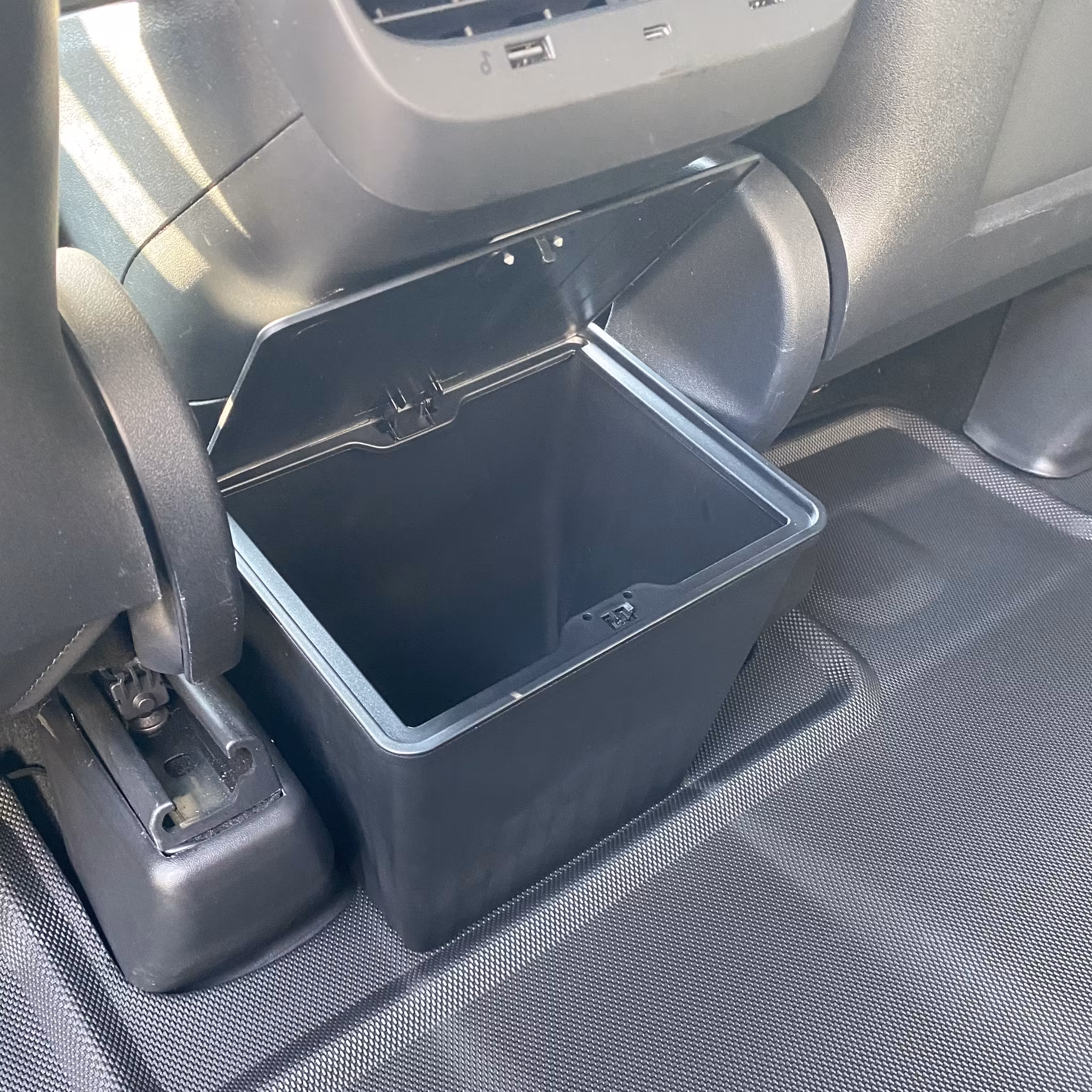 Förvaring baksätet, klicklock - svart - Tesla Model Y