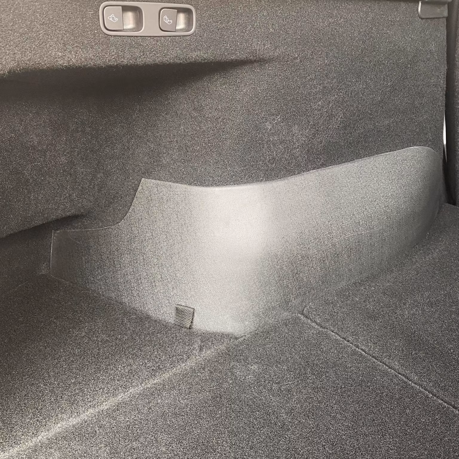 Smidiga skydd till bagageutrymmet i Tesla Model Y.