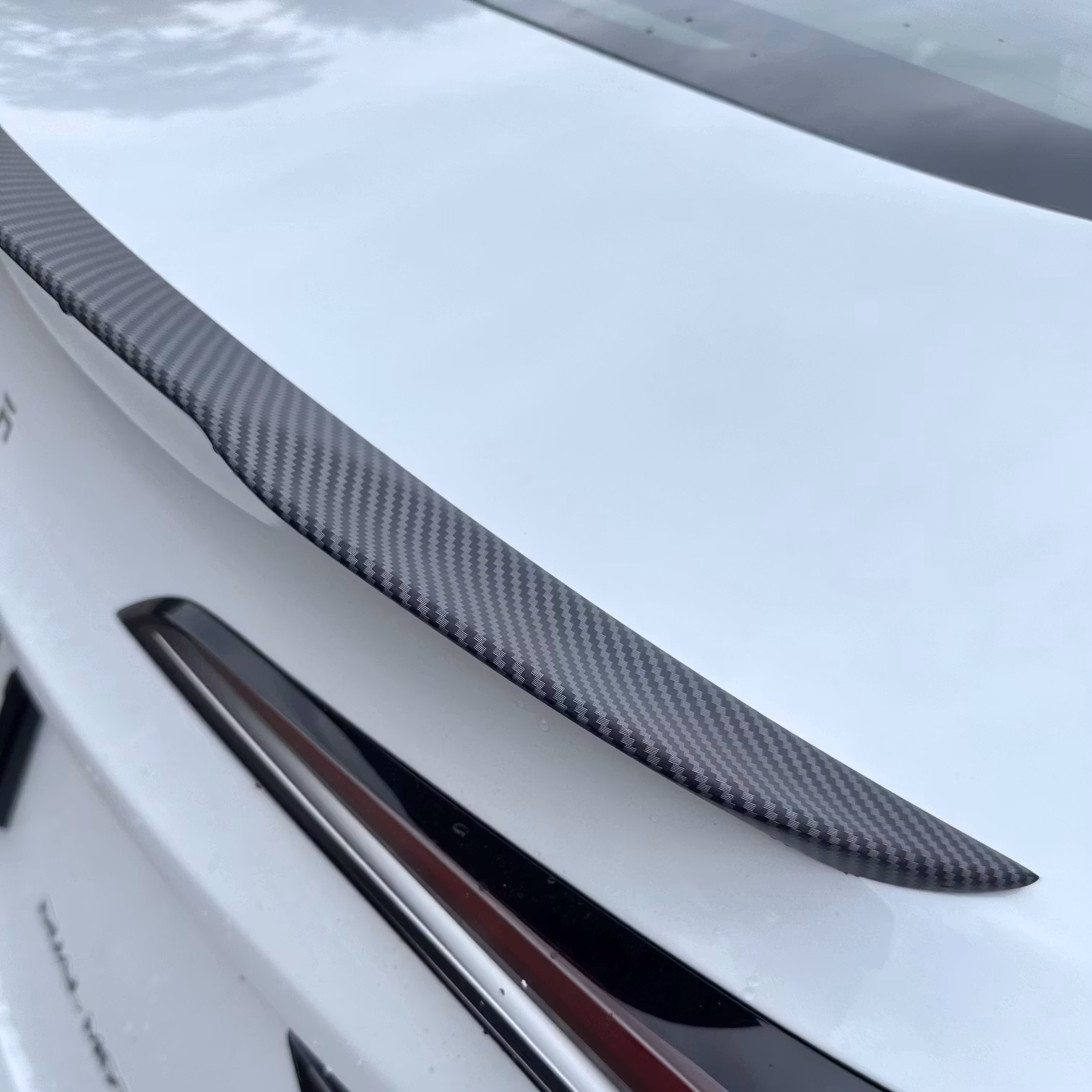 Spoiler med fasade kanter i abs, 2 färger - Tesla Model 3 Highland