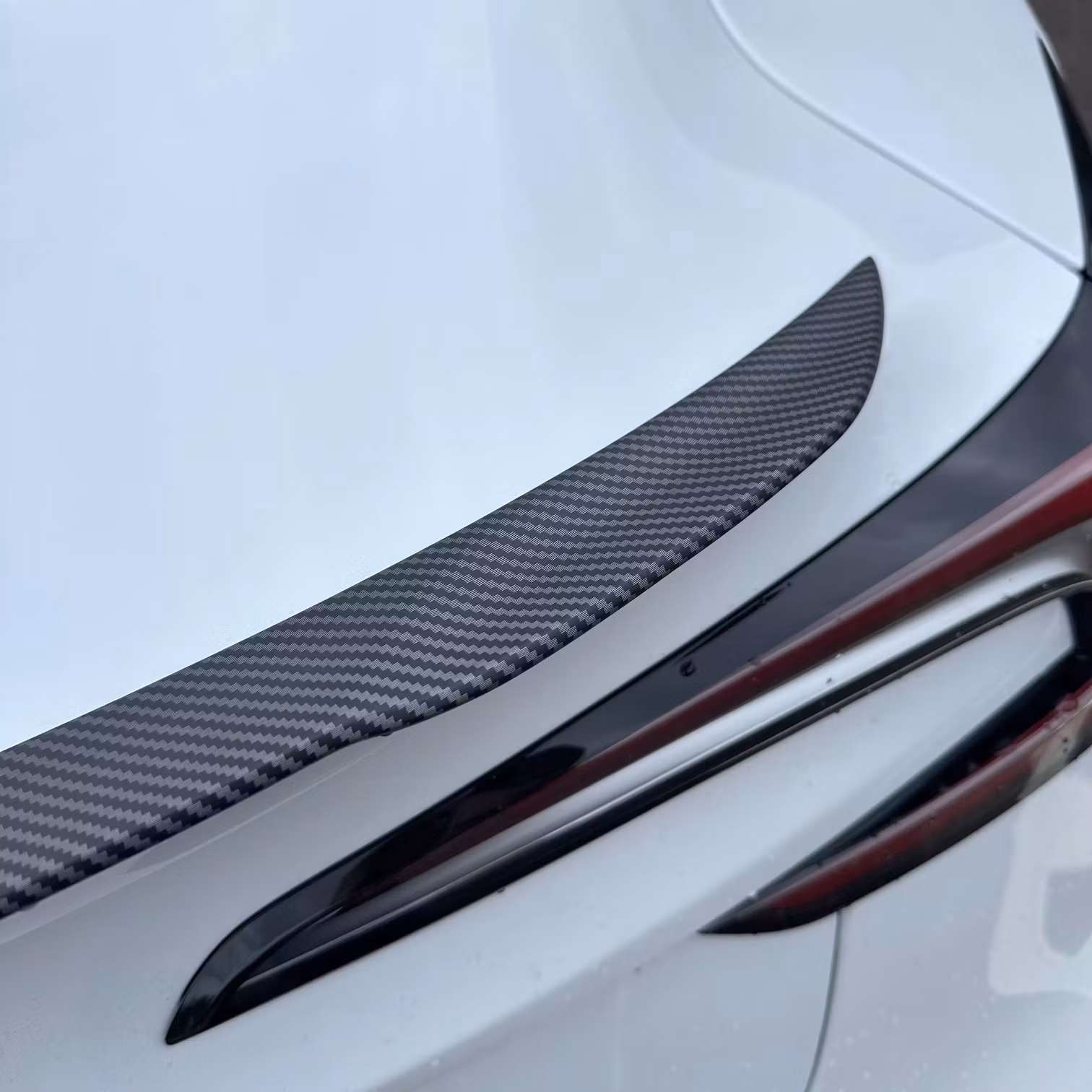 Spoiler med fasade kanter i abs, 2 färger - Tesla Model 3 Highland