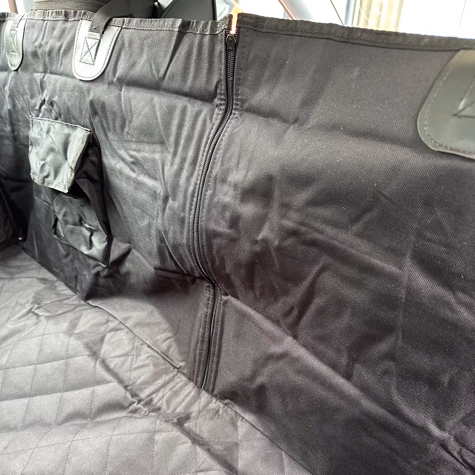 Smidigt baksätesskydd som effektivt skyddar ditt baksäte.