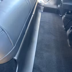 Antikick t baksätet, nederkant - Tesla Model Y