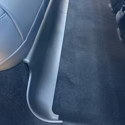 Antikick t baksätet, nederkant - Tesla Model Y