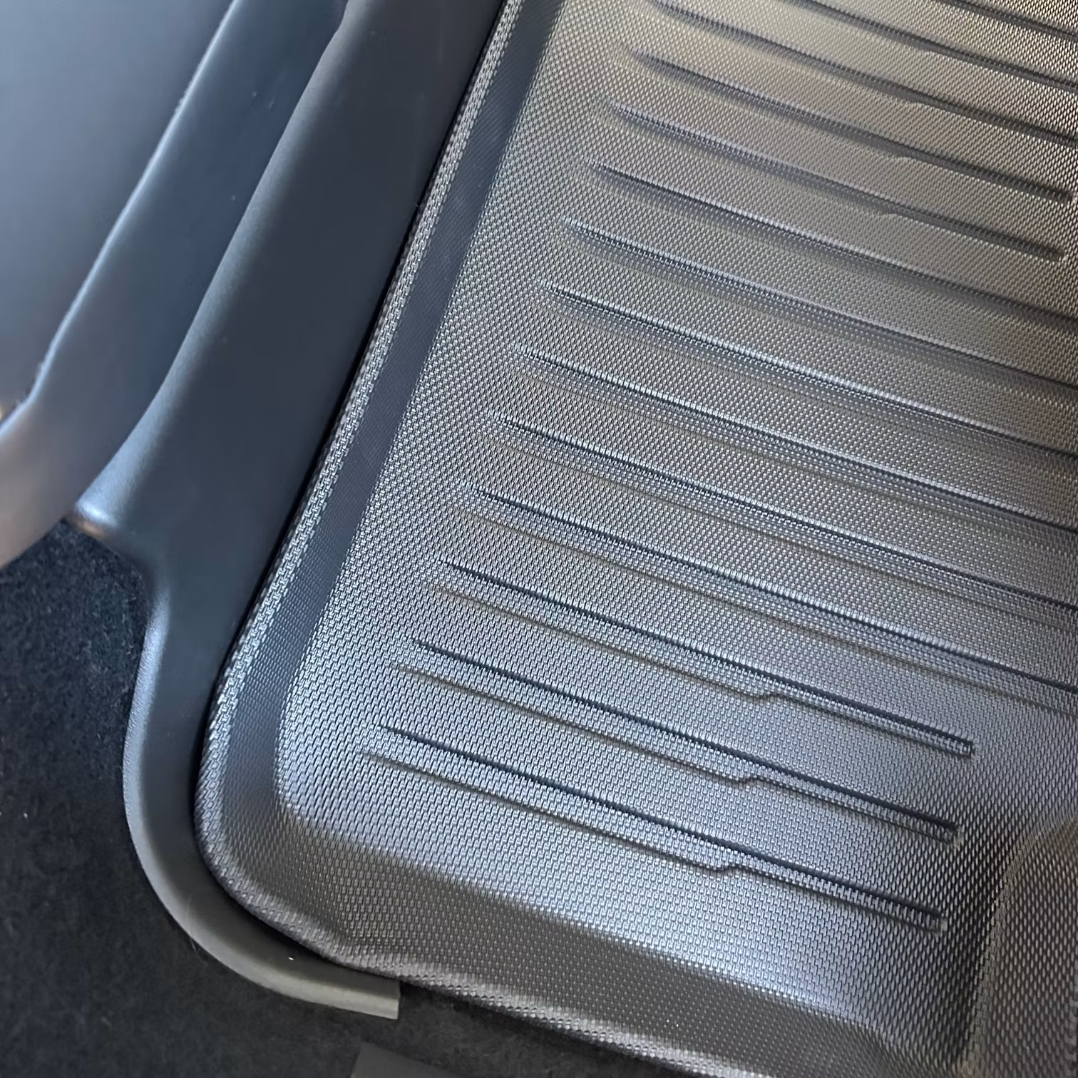 Antikick t baksätet, nederkant - Tesla Model Y