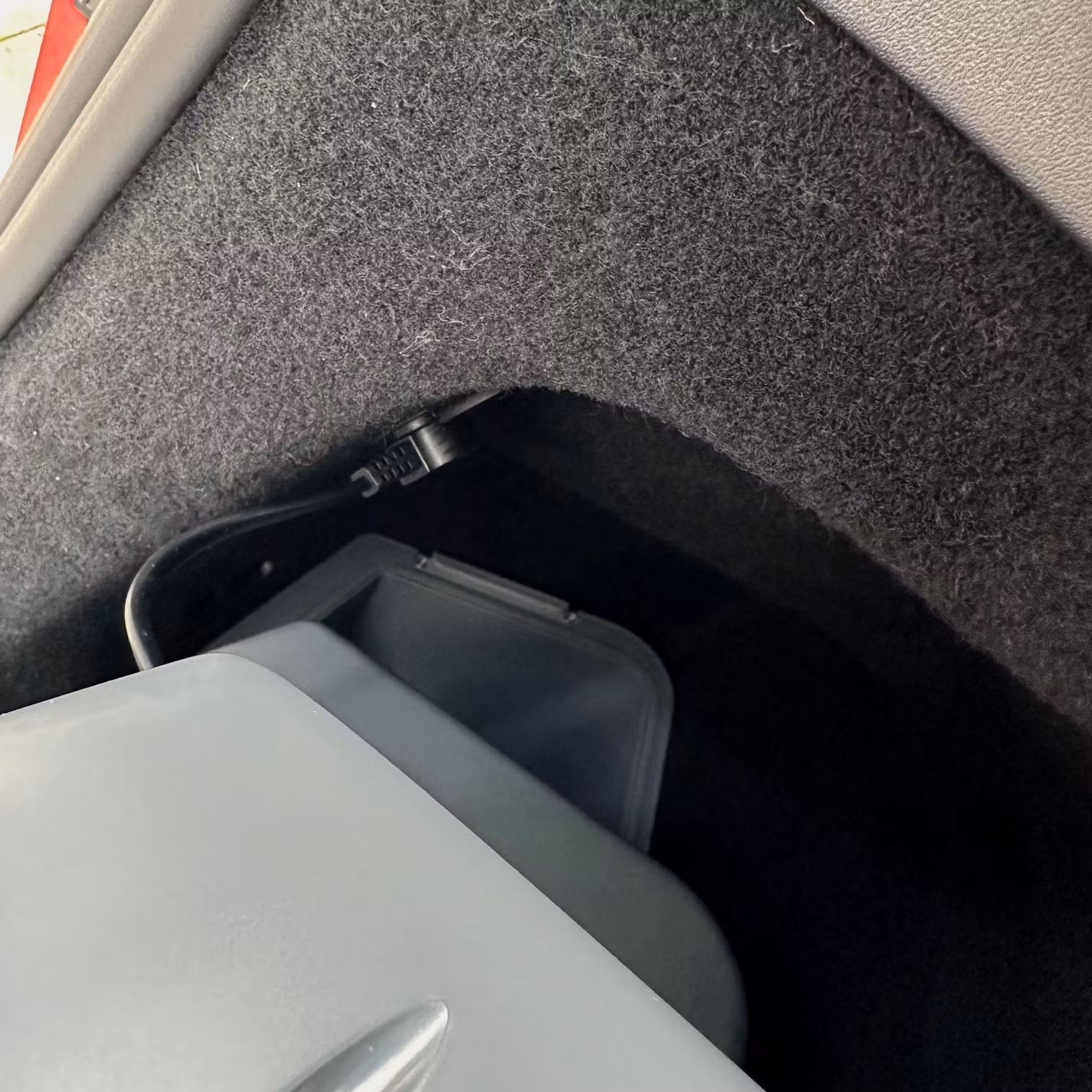 Kylbox stående i hjulhuset - Tesla Model Y