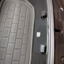 Krokar till paraply i frunken - Tesla Model Y