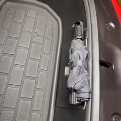 Krokar till paraply i frunken - Tesla Model Y