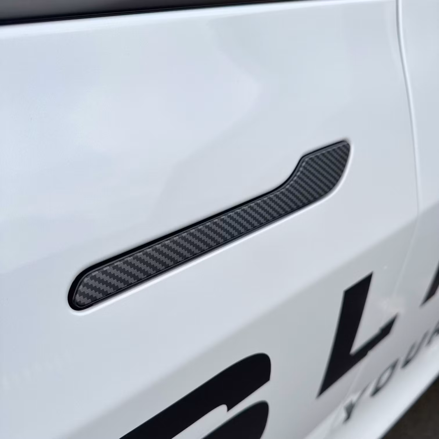 Paneler till dörrhandtagen - matt carbon fiber - Tesla Model 3/Y