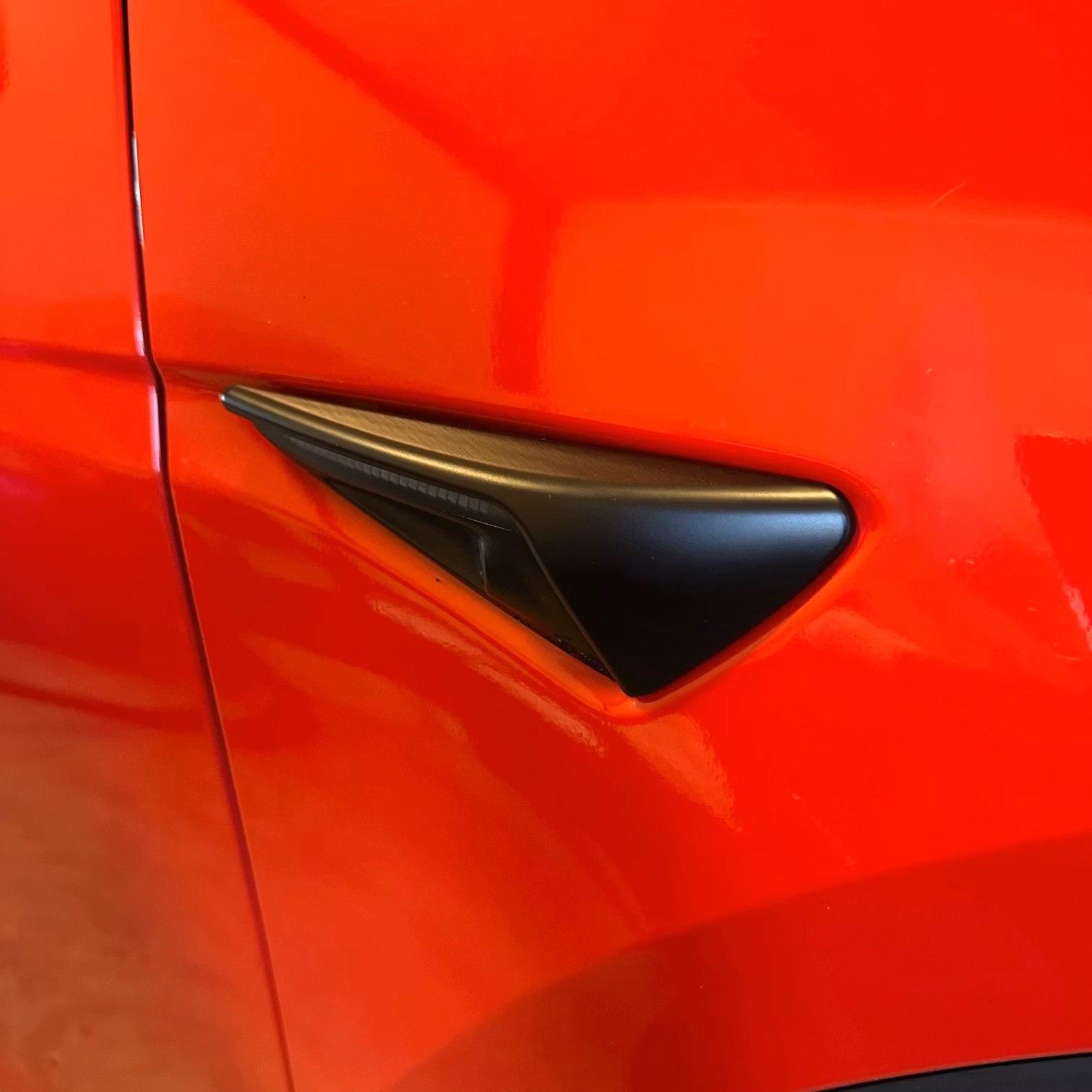 Paneler i matt svart till sidoblinkerserna, set om 2