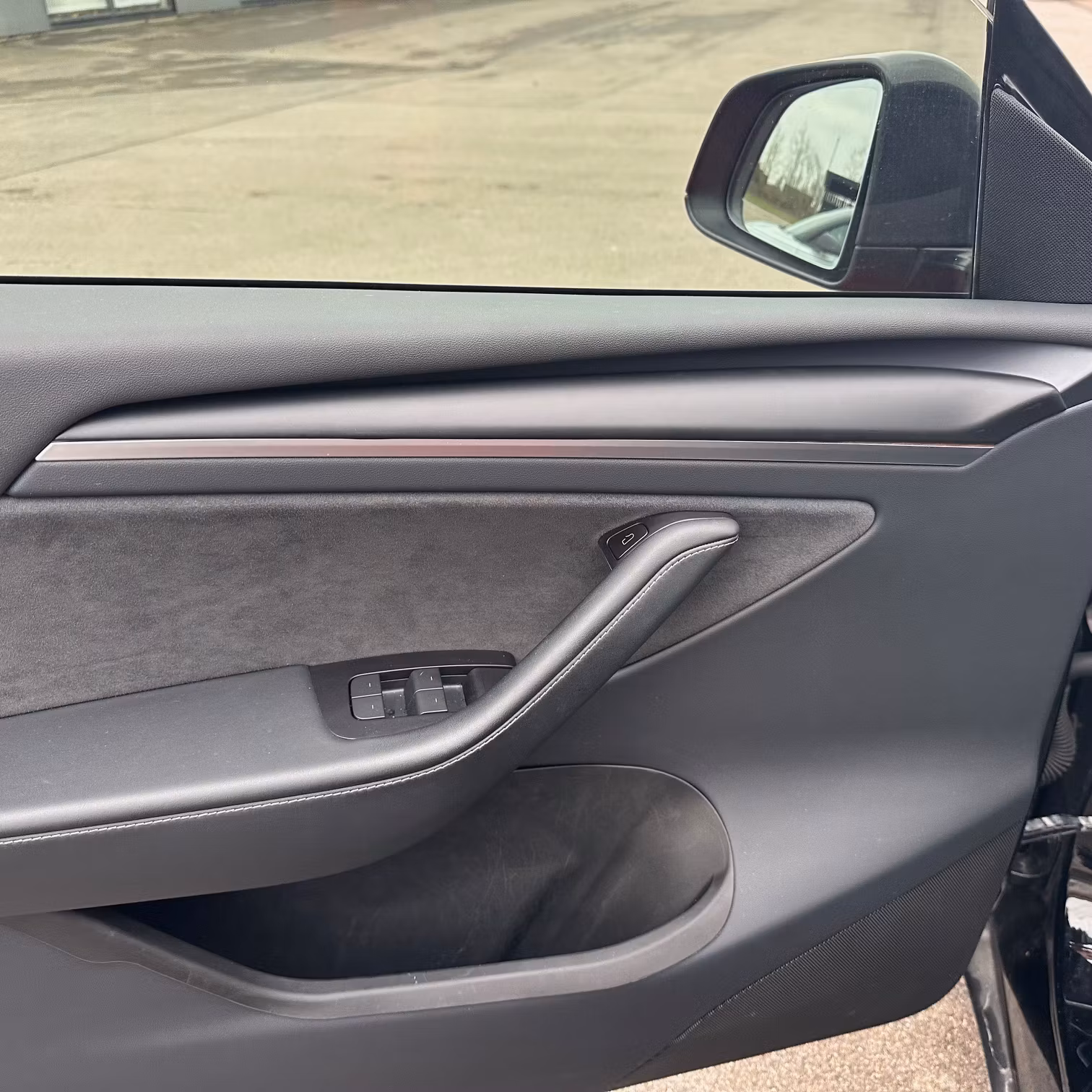 Dörrpaneler över trälisten på insidan av främre dörren - Tesla Model 3 2021/Y