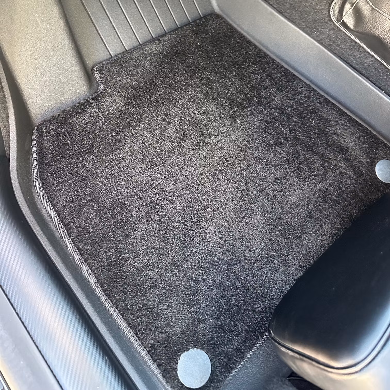 Mattbitarna knäpps enkelt av med knapparna i nederkant