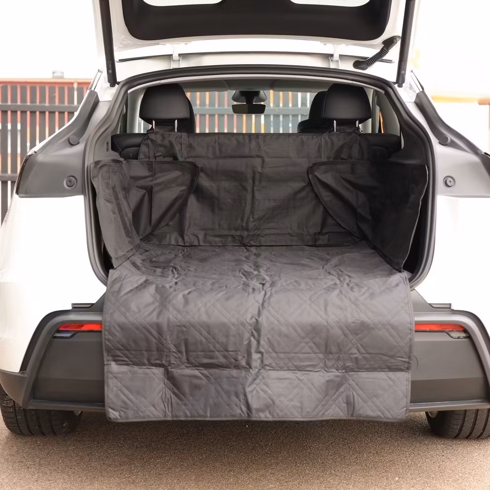 Slitstarkt bagageskydd till dig som har hund bak i din Tesla