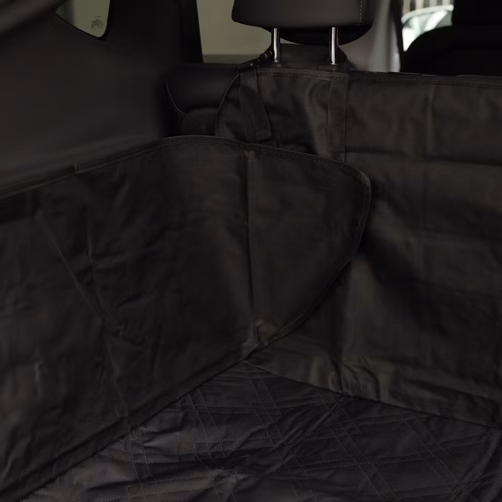 Överlappande tygstycken i hörnorna på vårt bagageskydd