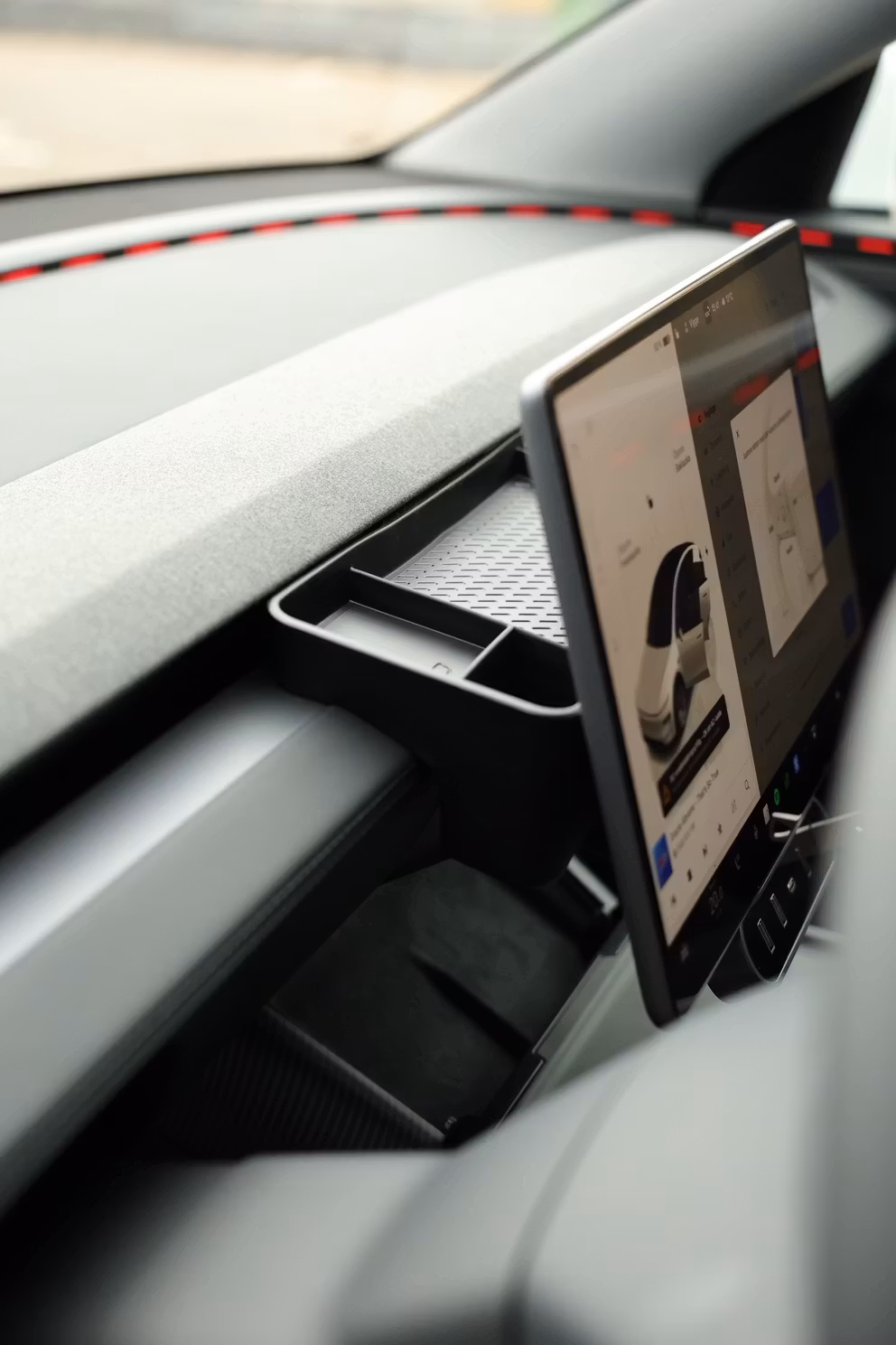 Förvaring bakom skärmen - svart - Tesla Model 3 2023.10-/Y 2025.3-