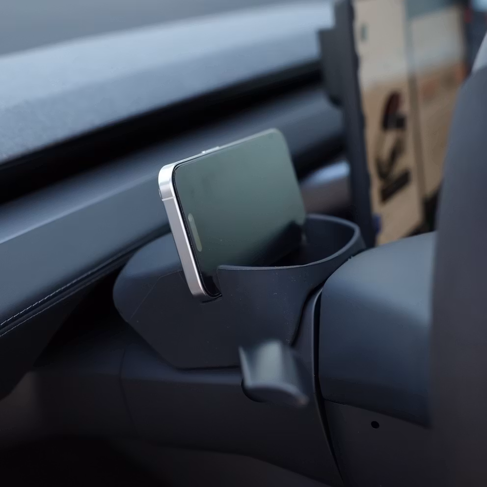 Praktisk mobilhållare i silikon som du sätter på ratten - Tesla M3 Highland/MY Juniper