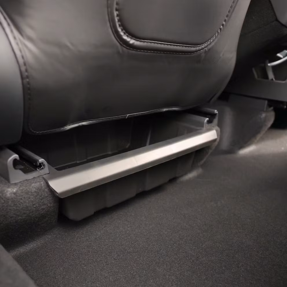 Smidig förvaring under sätet bak mot baksätet - Tesla Model Y Juniper