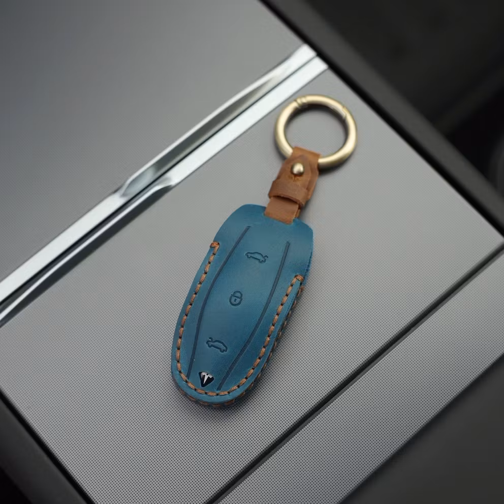 Nyckelhållare i turkost läder till din Teslafob