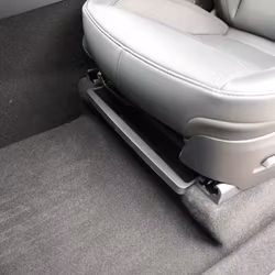 Förvaring under framsätet - Tesla Model Y Juniper