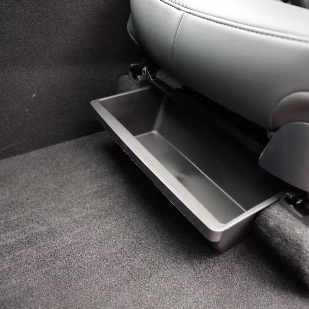 Praktisk förvaring under framsätet till din Tesla Model Y Juniper
