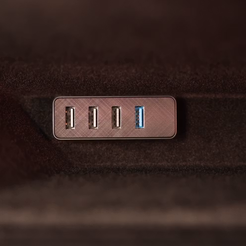 Smidig HUB som gör att du får fler uttag i din Tesla Model 3 Highland eller Model Y Juniper