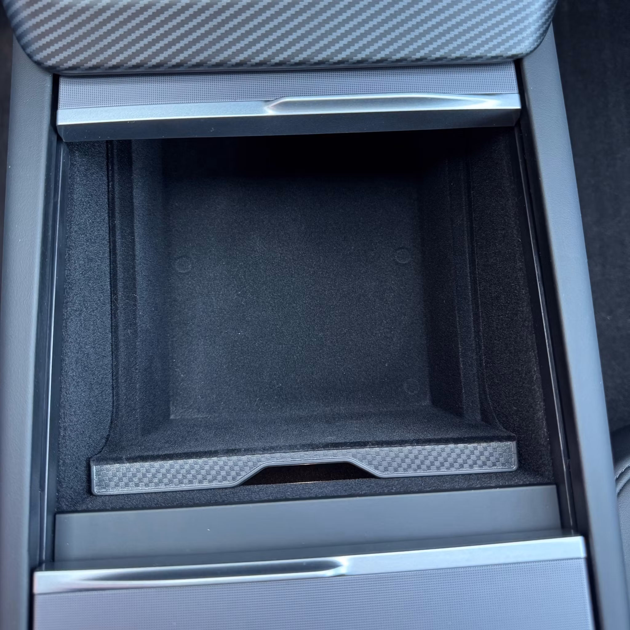Förvaringslåda mittkonsol, flockig m carbon fiberkant - Tesla Model 3 Highland/Model Y Juniper LR, P