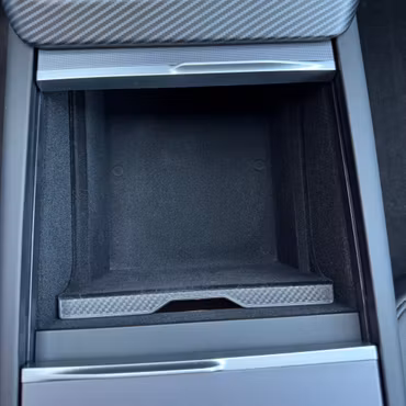 Förvaringslåda mittkonsol, flockig m carbon fiberkant - Tesla Model 3 Highland/Model Y Juniper LR, P