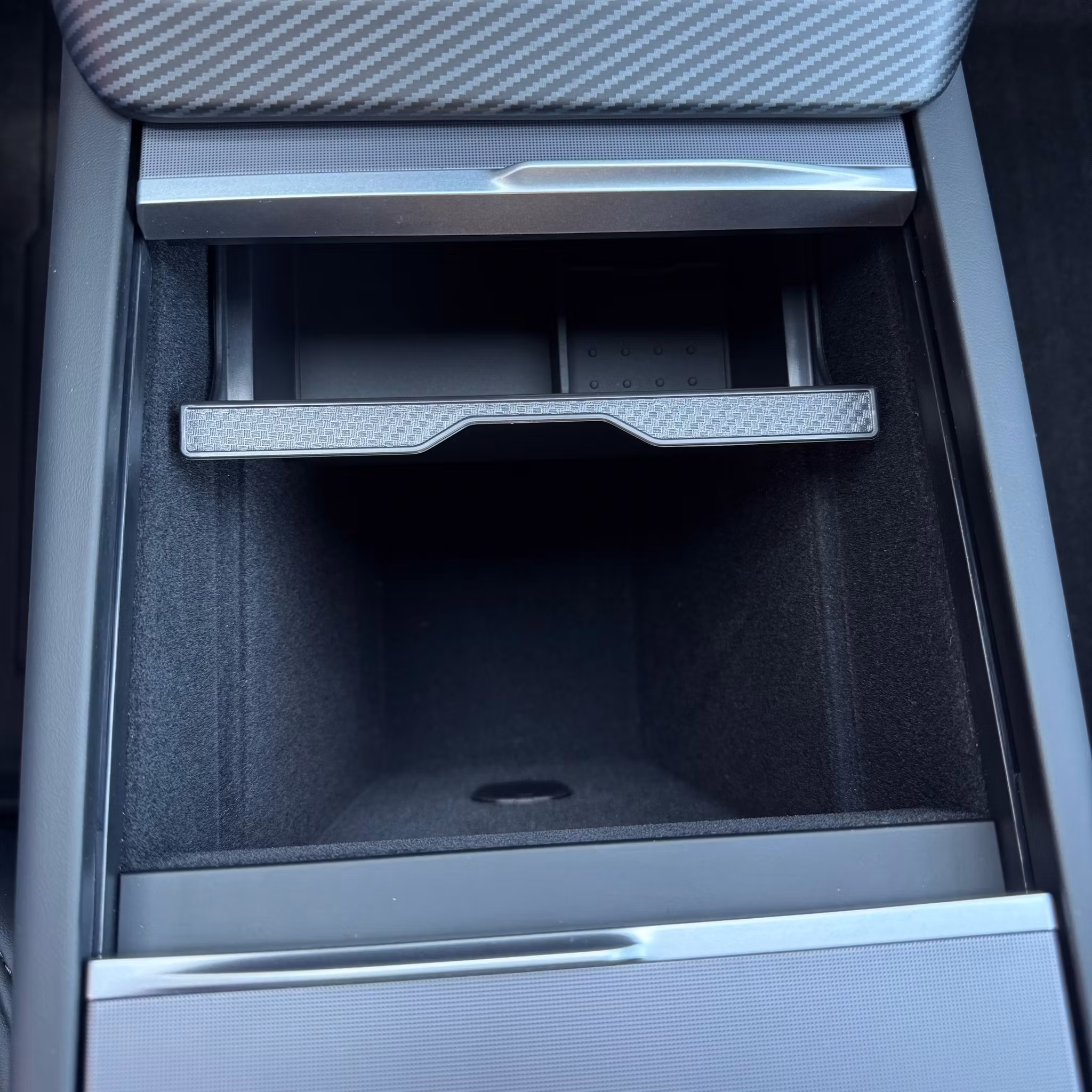 Förvaringslåda mittkonsol, insats i silikon m carbon fiberkant - Tesla Model 3 Highland/Model Y Juniper LR, P