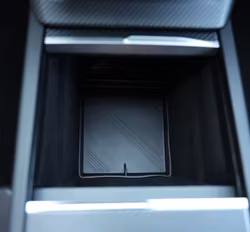 Silikonmatta till mittkonsolen, svart - Tesla Model 3 2023.10-