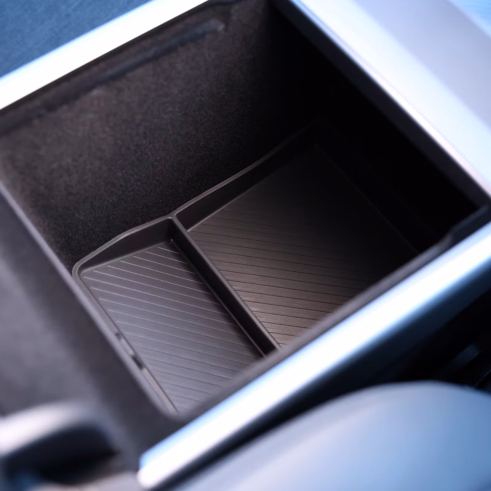 Svart silikonmatta till förvaringen i armstödet - smidigt sätt att hålla botten fräsch i din Tesla Model Y Juniper Standard.