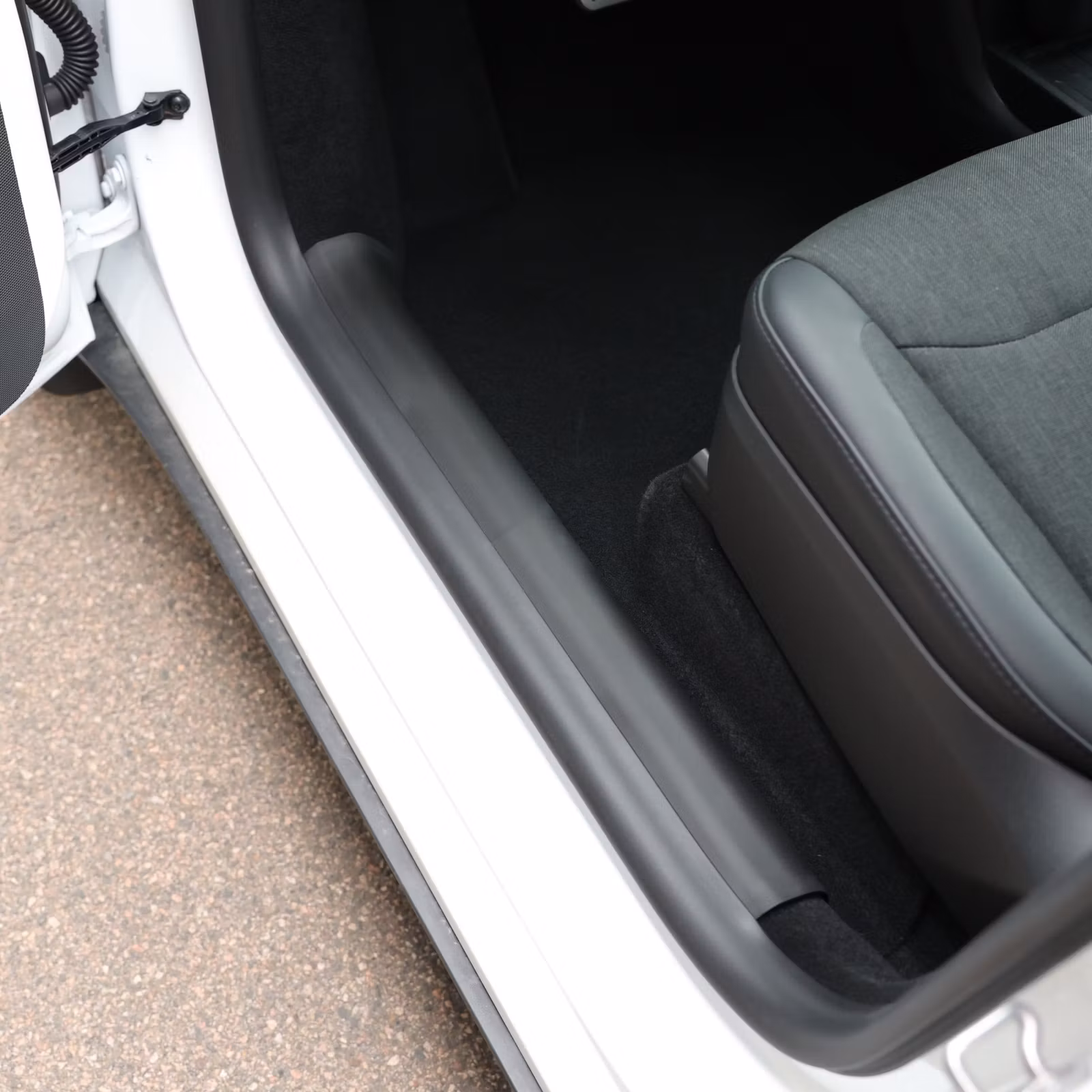 Instegsskydd fram i TPE, matt svart - Tesla Model Y Juniper