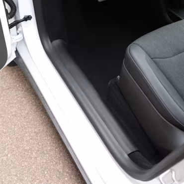 Instegsskydd fram i TPE, matt svart - Tesla Model Y Juniper