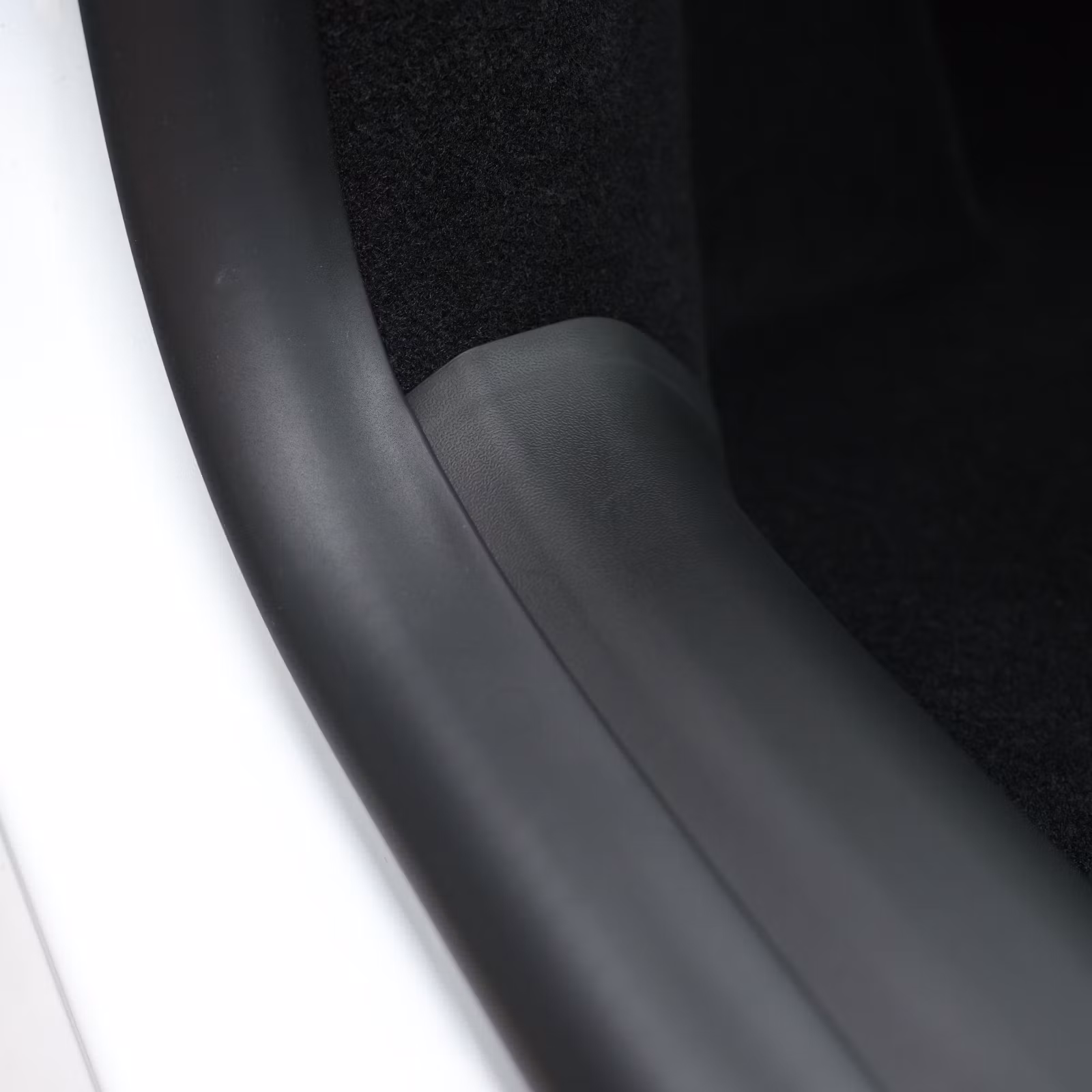 Instegsskydd fram i TPE, matt svart - Tesla Model Y Juniper