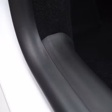 Instegsskydd fram i TPE, matt svart - Tesla Model Y Juniper