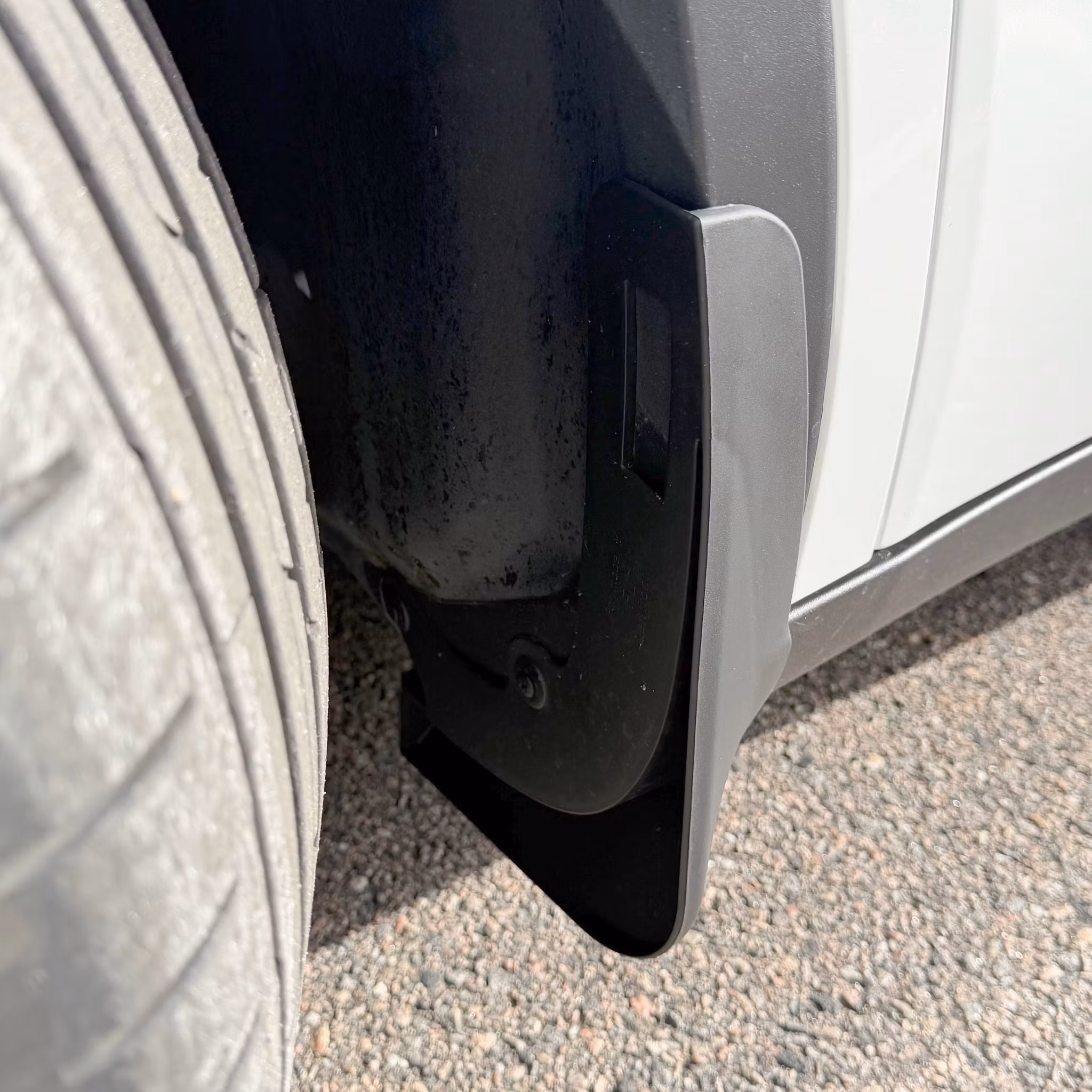 Insidan på stänkskydden till Tesla Model Y Legacy