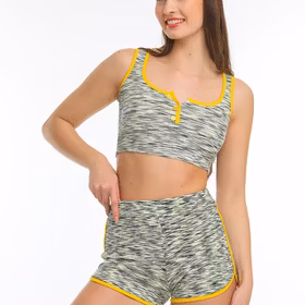 Sæt med crop top og shorts
