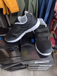 Svarta gympaskor stl 34