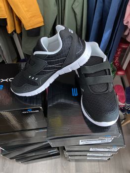 Svarta gympaskor stl 34