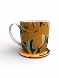 Gulblommig mugg med underlägg