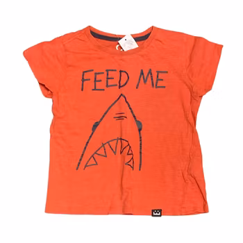 Röd t-shirt stl 98/104