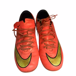 Röda fotbollsskor stl 34