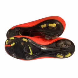 Röda fotbollsskor stl 34