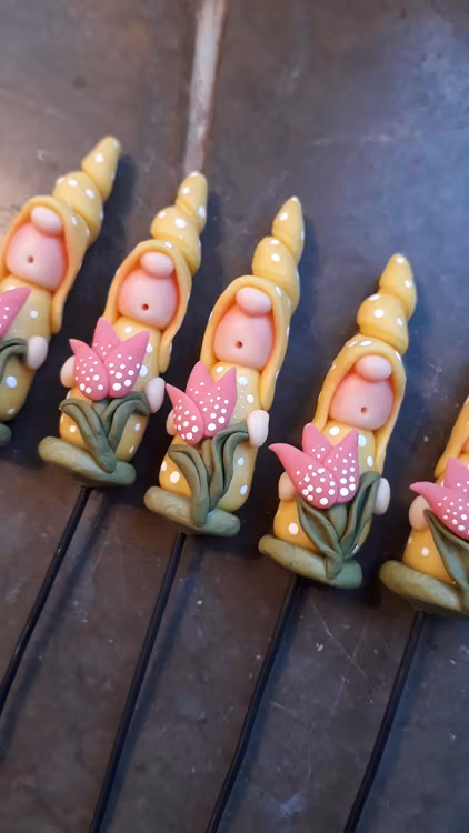 Dekoration till blomkruka: Gul nisse med tulpan