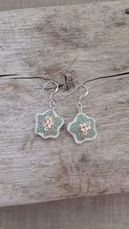 Örhängen: Broderade gröna blommor