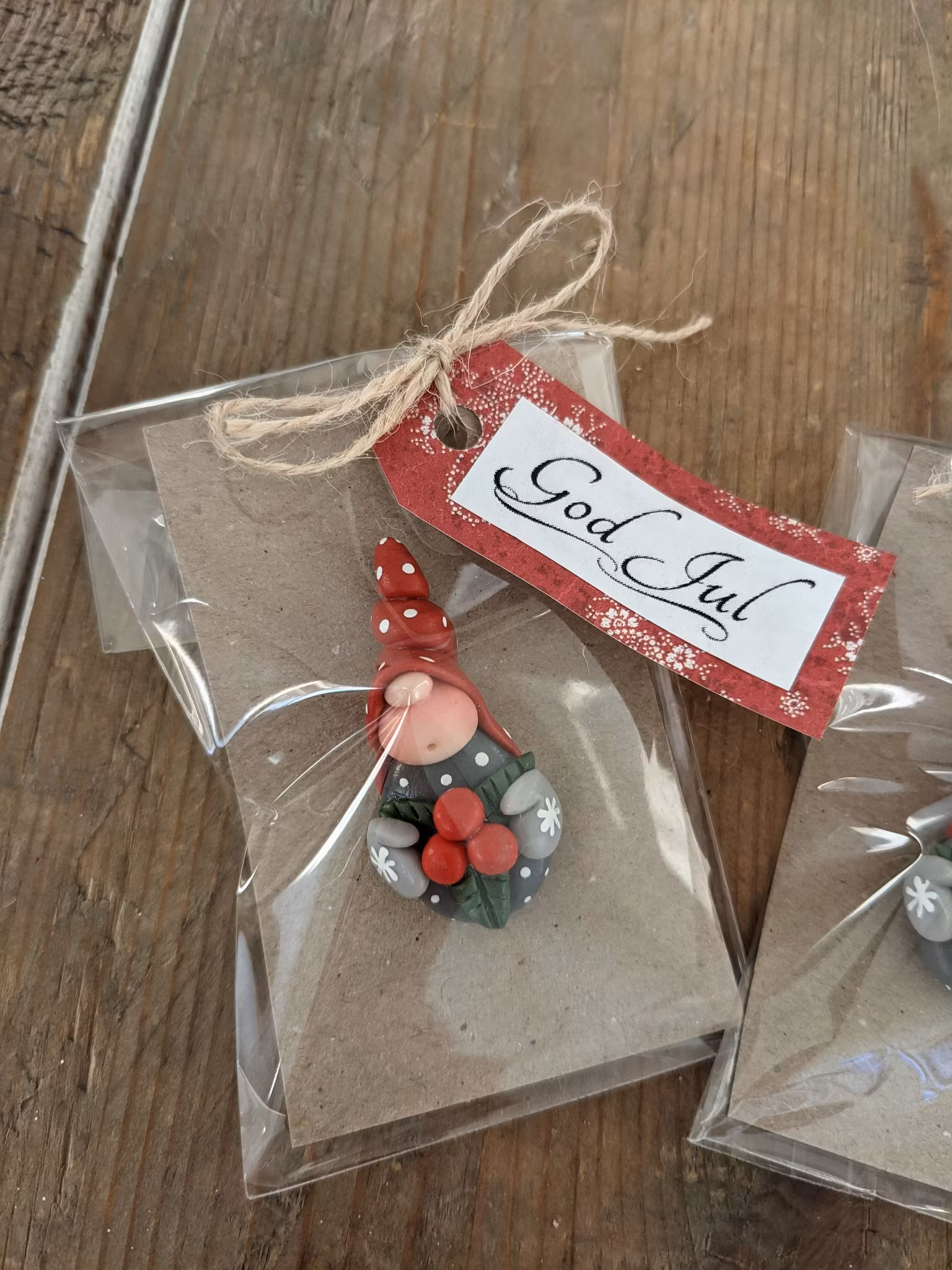 Magnet i presentförpackning- Nisse med röda julbär