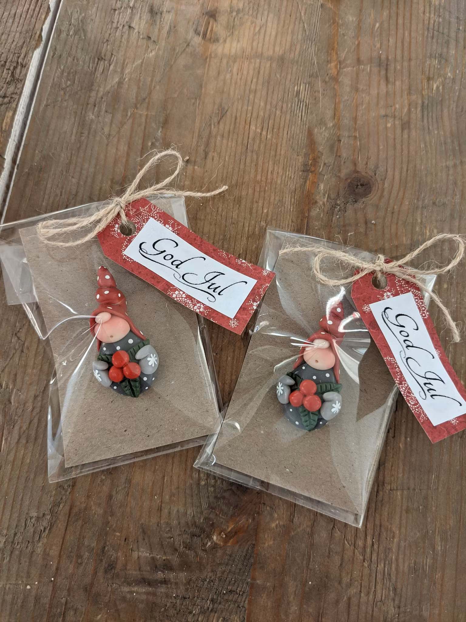 Magnet i presentförpackning- Nisse med röda julbär
