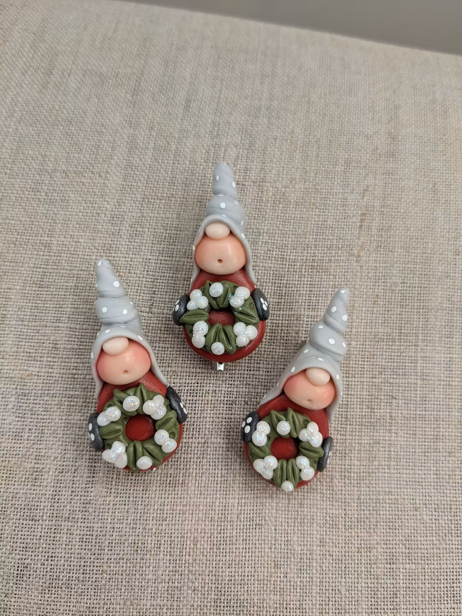 Brosch- Nisse med julkrans
