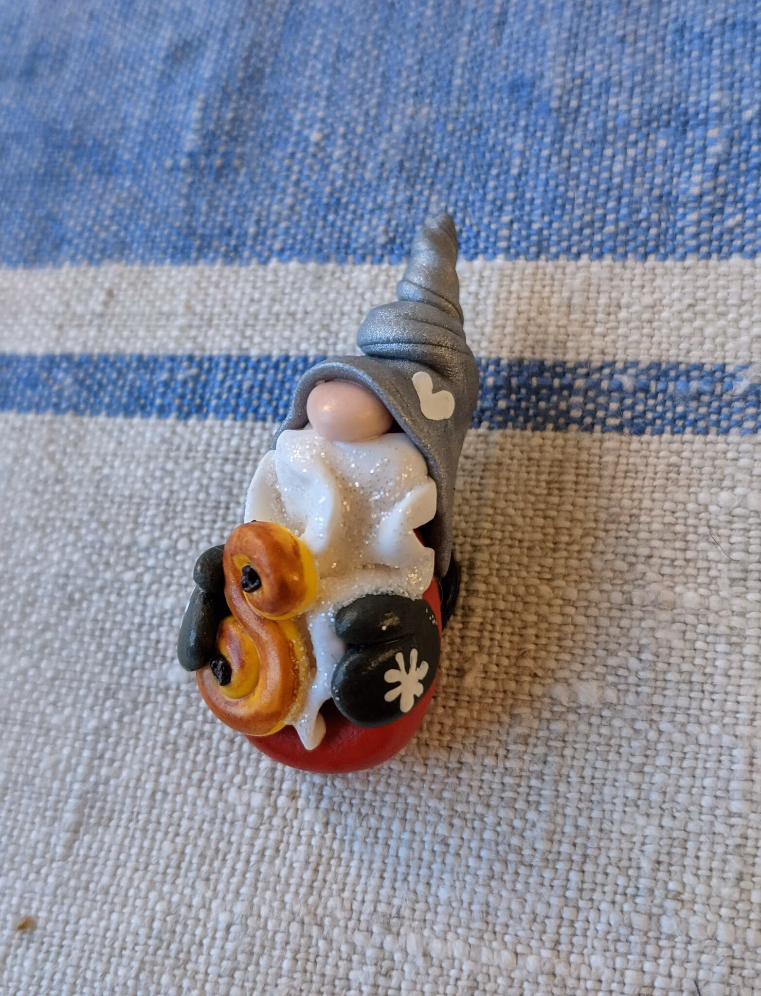 Magnet- tomte med lussebulle