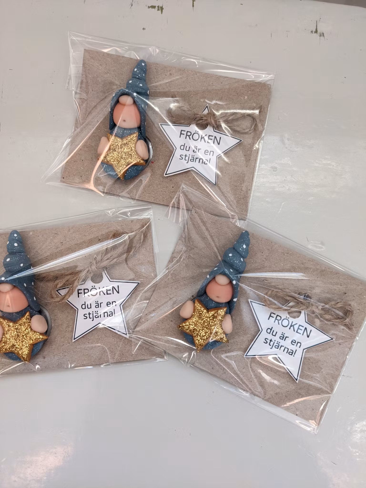 Frökenpresent- Blå nisse med guldstjärna och presentförpackning