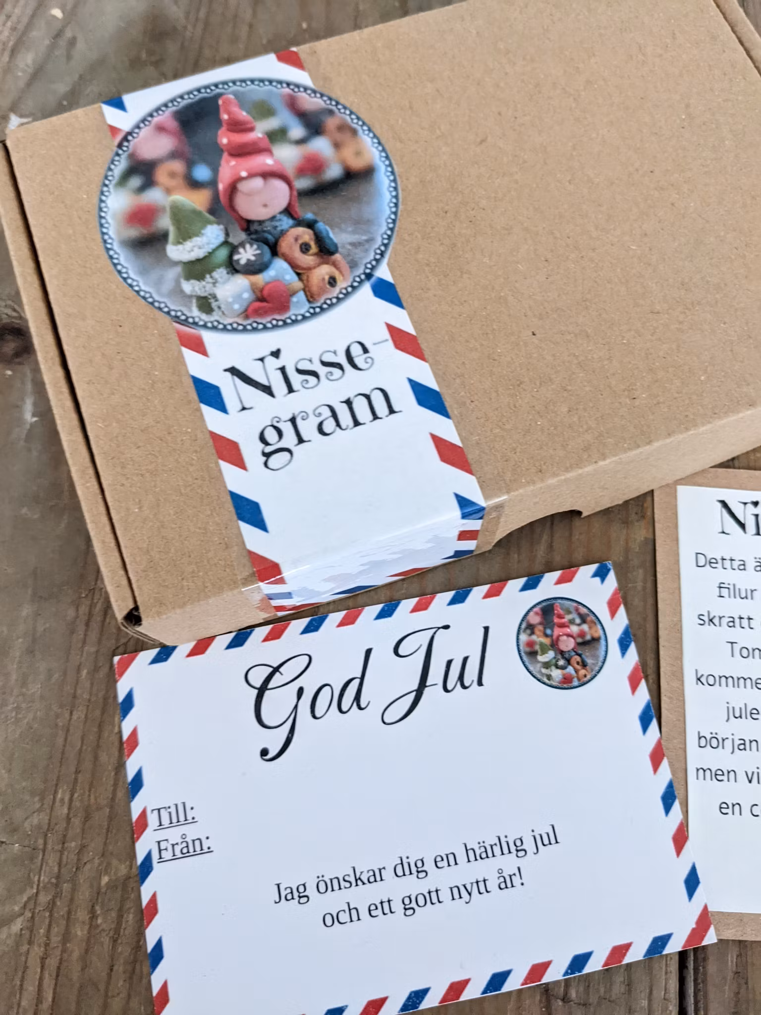 Nissegram- skicka en liten Nisse (med gran och paket) med speciell box och text till någon du vill överraska